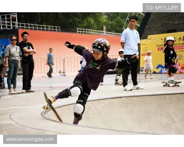 成都极限运动队在滑板精英赛中的团队协作表现分析与点评